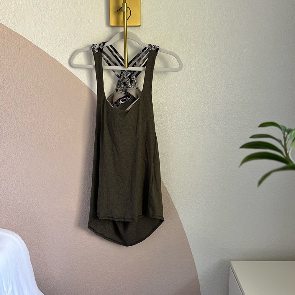Lululemon tank w/built-in sports bra size 8